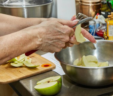 Şef elmalı turta yapmak için elma keser. Adım adım tarif.