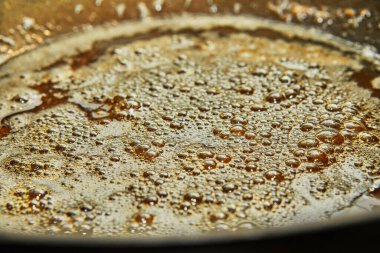 Tavada pişirilmiş karamel, turta yapmak için..