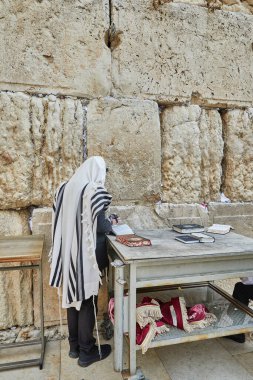 Kudüs, İsrail - 15 Kasım 2022: Kudüs 'teki Yahudi dininin mabedi olan Ağlama Duvarı' na tapınanlar.