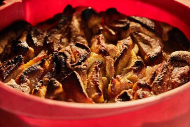 Fırında pişirdikten sonra silikon kalıplı armutlu turta..