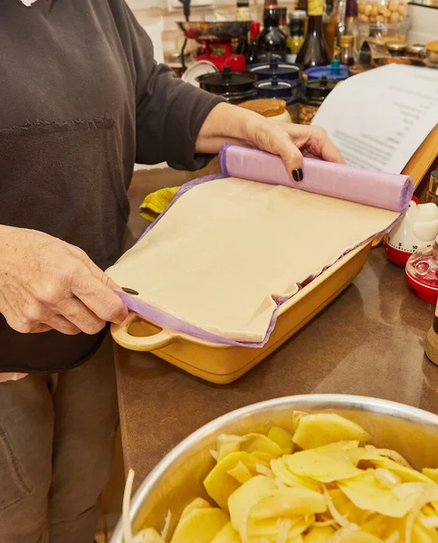Chef Prepara Soufflé Papas Calabacín Coliflor Queso Amarillo Según Receta —  Fotos de Stock