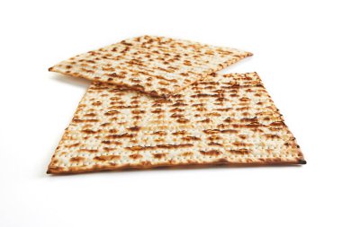 Pesach kutlaması konsepti - Yahudi bayramı Pesach. Yığılmış matza beyaz arka planda izole edildi. Metin için alanı kopyala.