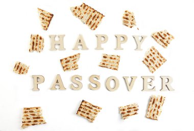 Pesach kutlaması konsepti - Yahudi bayramı Pesach. Kare matza beyaz arka planda izole edilmiş parçalara ayrıldı. Hamursuz Bayramı mektupların kutlu olsun. Düz yatıyordu.