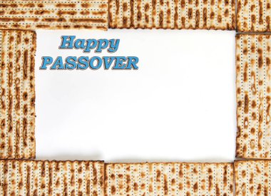 Pesach kutlaması konsepti - Yahudi bayramı Pesach. Matza kare çerçevesi beyaz arka planda izole edilmiş. Hamursuz Bayramın kutlu olsun. Düz yatıyordu.