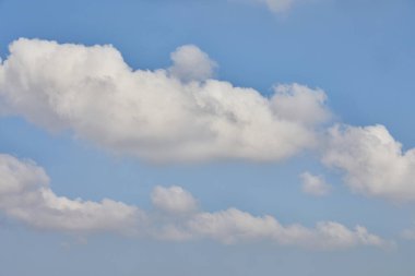 Mavi gökyüzünde kümülüs bulutları, doku arkaplanı.