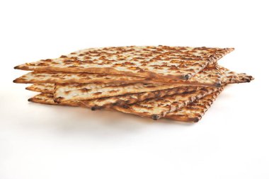 Pesach kutlaması konsepti - Yahudi bayramı Pesach. Yığılmış matza beyaz arka planda izole edildi. Metin için alanı kopyala.