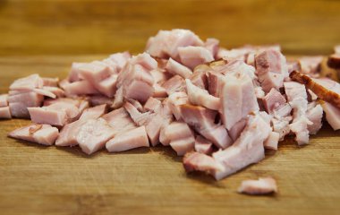 Mutfakta dilimlenmiş domuz pastırması var..