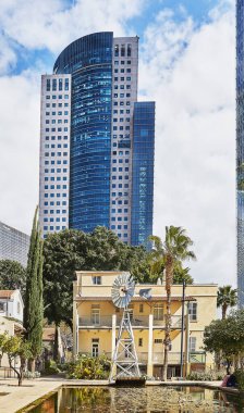 İsrail, Tel Aviv 'deki Azrieli Merkezi' nin gökdelenlerinin üzerindeki Sarona Pazarı manzarası. İsrail ve turistler arasında Tel Aviv 'in göbeğinde bulunan ve eski Alman Kolonisi' nin sınırında bulunan popüler bir yerdir..