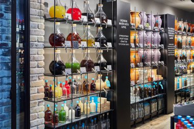 Tel Aviv, İsrail - 22 Şubat 2023: Organik Sarona Pazarı 'ndaki gıda mağazaları, restoranlar, kafeler ve bakkallar, Tel Aviv' deki modern gıda pazarı - Jaffa, İsrail.