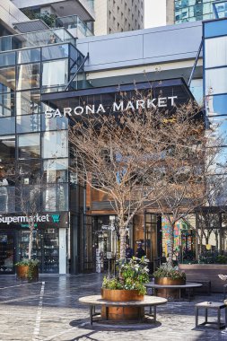 Tel Aviv, İsrail - 22 Şubat 2023: Tel Aviv, İsrail 'deki Sarona Pazarı manzarası. İsrail ve turistler arasında Tel Aviv 'in göbeğinde bulunan ve eski Alman Kolonisi' nin sınırında bulunan popüler bir yerdir..