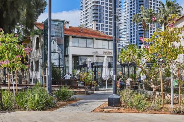 Tel Aviv, İsrail - 22 Şubat 2023: Tel Aviv, İsrail 'deki Sarona Pazarı manzarası. İsrail ve turistler arasında popüler bir yer. Tel Aviv 'in göbeğinde yer alıyor. Eski Alman Kolonisi' nin sınırında..