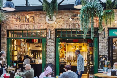 Tel Aviv, İsrail - 22 Şubat 2023: Organik Sarona Pazarı 'ndaki gıda mağazaları, restoranlar, kafeler ve bakkallar, Tel Aviv' deki modern gıda pazarı - Jaffa, İsrail.