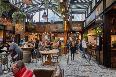 Tel Aviv, İsrail - 22 Şubat 2023: Organik Sarona Pazarı 'ndaki gıda mağazaları, restoranlar, kafeler ve bakkallar, Tel Aviv' deki modern gıda pazarı - Jaffa, İsrail.