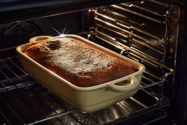 Fırında erik keki seramik formda pişmiş..