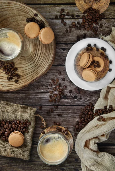 コーヒー豆とコーヒーカップのコーヒー風味マカロン — ストック写真