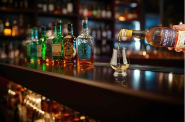 Tel Aviv, İsrail - 20 Ekim 2021: Lüks viski koleksiyonu barın arka planında ve odak dışı şişelerin karşısında duruyor.