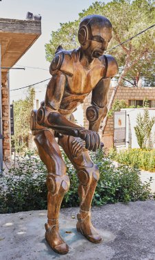 Atlit, İsrail - 4 Mart 2023: Sanatçılar köyünde ahşap heykeller.