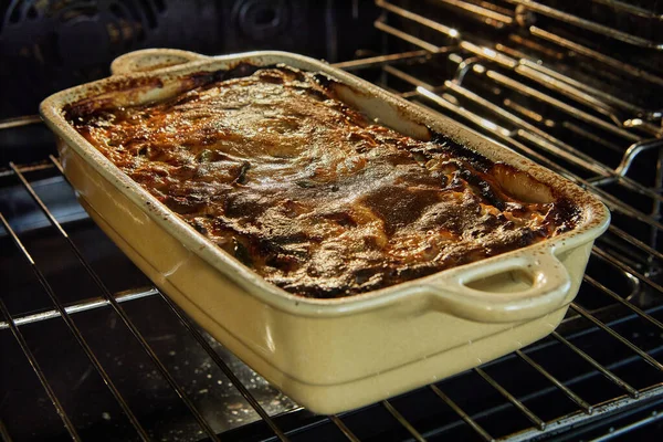 オーブンで焼く後のセラミック皿のキャセロール — ストック写真