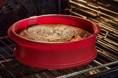 Fırında taze pişmiş turta, ev yapımı lezzetler..