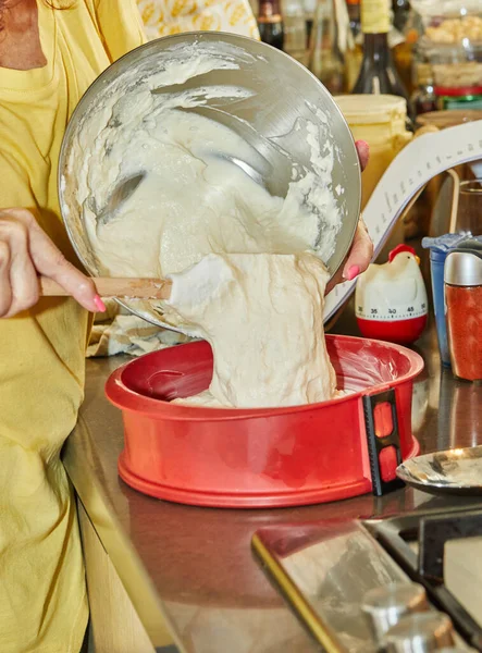 Chef Agrega Masa Molde Pastel Silicona — Foto de Stock