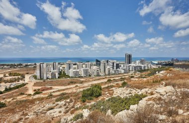 Hayfa 'nın Naot Peres ilçesi, stadyum ve deniz kıyısı manzarası.