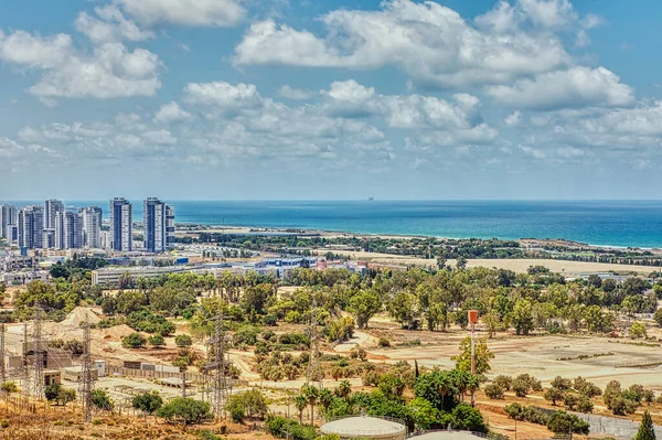 Hayfa 'nın Naot Peres ilçesi, stadyum ve deniz kıyısı manzarası.