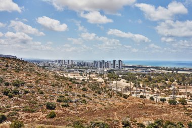 Hayfa yakınlarındaki Tirat Carmel bölgesi ve deniz kıyısı manzarası.