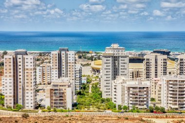 Hayfa 'nın Naot Peres ilçesi, stadyum ve deniz kıyısı manzarası.