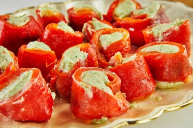 Tabakta avokado ile doldurulmuş kırmızı dolma biber..