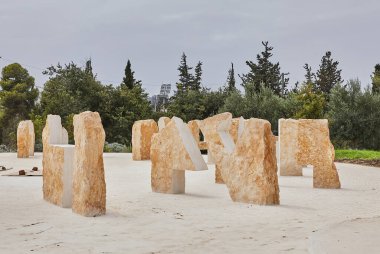 Kudüs 'teki Knesset binasının önündeki taştan yapılmış heykel kompozisyonu.