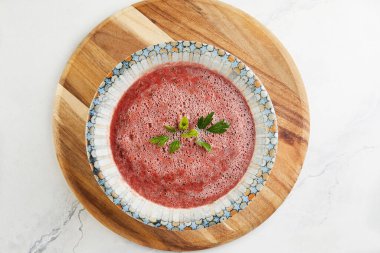 Tahta bir tabakta otlu gazpacho çorbası. Düz yatıyordu.