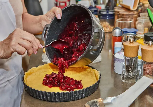 Chef Torta Ciliegie Nella Sua Cucina Casa — Foto Stock