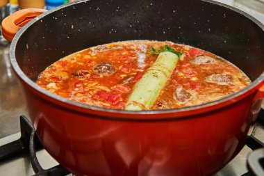 Tat ve koku için et pişirilmiş bir buket ya da tavada yeşillik. Yakın plan.