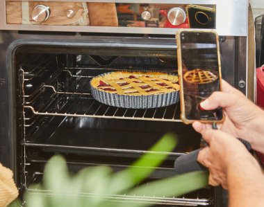 Cep telefonuyla çekilen Cherry Pie ev mutfağında elektrikli fırında pişiriliyor..
