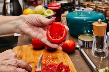 Şef domatesleri doldurmak için hazırlıyor. Fransız gurme yemekleri..