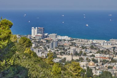 Hayfa, İsrail - 22 Ekim 2023: Hayfa kentindeki liman, liman ve şehir binalarının manzarası mavi gökyüzünün arka planında bulutlu.
