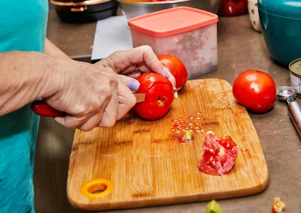 Şef domatesleri doldurmak için hazırlıyor. Fransız gurme yemekleri..