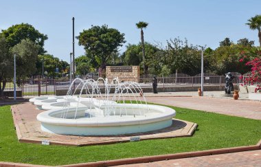 Caesarea, Israel - 21 Ekim 2023: Caesarea 'daki Ralli Müzesi, Dali koleksiyonunu, Latin Amerika ve İspanyol resimlerini, heykelleri ve çok daha fazlasını görebilirsiniz.