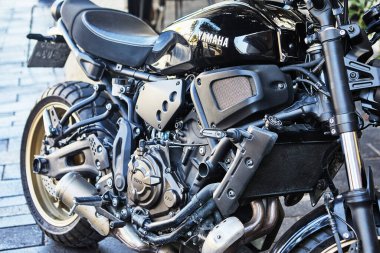 Hayfa, İsrail - 22 Ekim 2023: Yamaha motosiklet motoru yakın plan, tüm motor parçaları görünür.