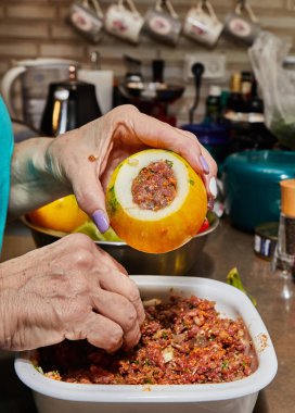 Şef kabakları kıyma, yumurta, sarımsak ve bitkilerle doldurur..