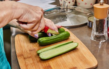 Şef salatalıkları dolma ve pişirme için hazırlar..