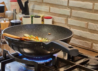 Kavurma tavası ve ahşap sopayla karıştırmak için gaz ocağında pişirilir..