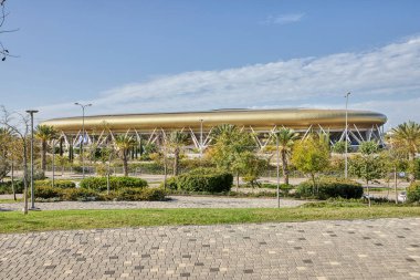 Hayfa 'daki Sammy Offer Stadyumu' nu ele geçirin. Yeşil çimenler ve yükselen ağaçlarla dolu güzel bir manzara, spor ve etkinlikler için sakin bir atmosfer yaratıyor..