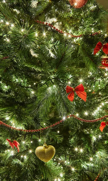 Close Opname Van Een Prachtig Versierde Kerstboom Met Kleurrijke Ornamenten Rechtenvrije Stockfoto's