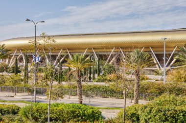 Hayfa 'daki Sammy Offer Stadyumu' nu ele geçirin. Yeşil çimenler ve yükselen ağaçlarla dolu güzel bir manzara, spor ve etkinlikler için sakin bir atmosfer yaratıyor..