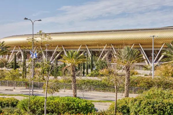 Hayfa 'daki Sammy Offer Stadyumu' nu ele geçirin. Yeşil çimenler ve yükselen ağaçlarla dolu güzel bir manzara, spor ve etkinlikler için sakin bir atmosfer yaratıyor..