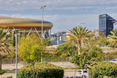 Hayfa, İsrail 11 Aralık 2023: Hayfa, İsrail 'deki Sammy Offer Stadyumu' nun manzarası, arka planda modern endüstriyel binaların yer aldığı yüksek teknoloji ve teknoloji merkezi Matam 'ın yemyeşil çimlerin ve ağaçların arasına kurulmuştur..