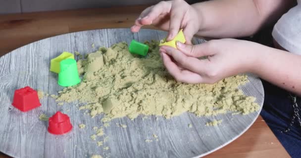 Молодая Девушка Сидя Столом Погружена Игру Кинетическим Песком Используя Свои — стоковое видео