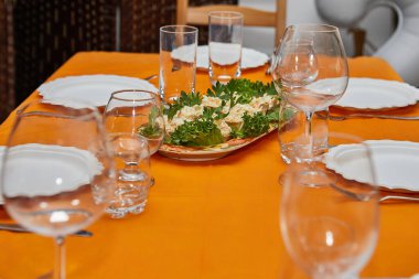 Zarif cam eşyalar, tabaklar ve nefis lezzet çeşitleri içeren zarif bir yeni yıl kutlaması için güzel bir masa, zarafet ve lüks bir ortam yaratır..