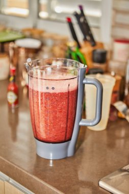 Deneyimli profesyonel şef modern bir ev mutfağındaki blender 'da lezzetli bir gazpacho hazırlıyor, uzmanlık ve aşçılık gösteriyor..